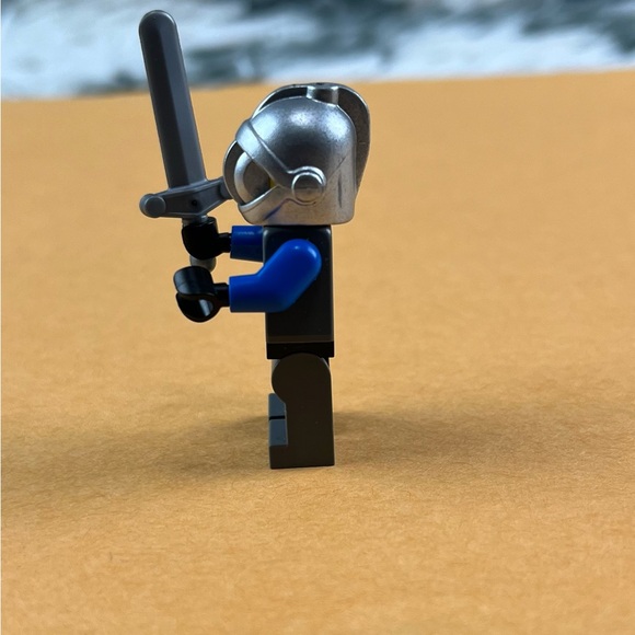 LEGO Castle Crown Kings Lion Knight Minifigure 70402 2” - Picture 4 of 8